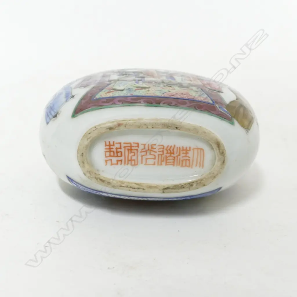 A 19thC Chinese porcelain snuff bottle Image 1++