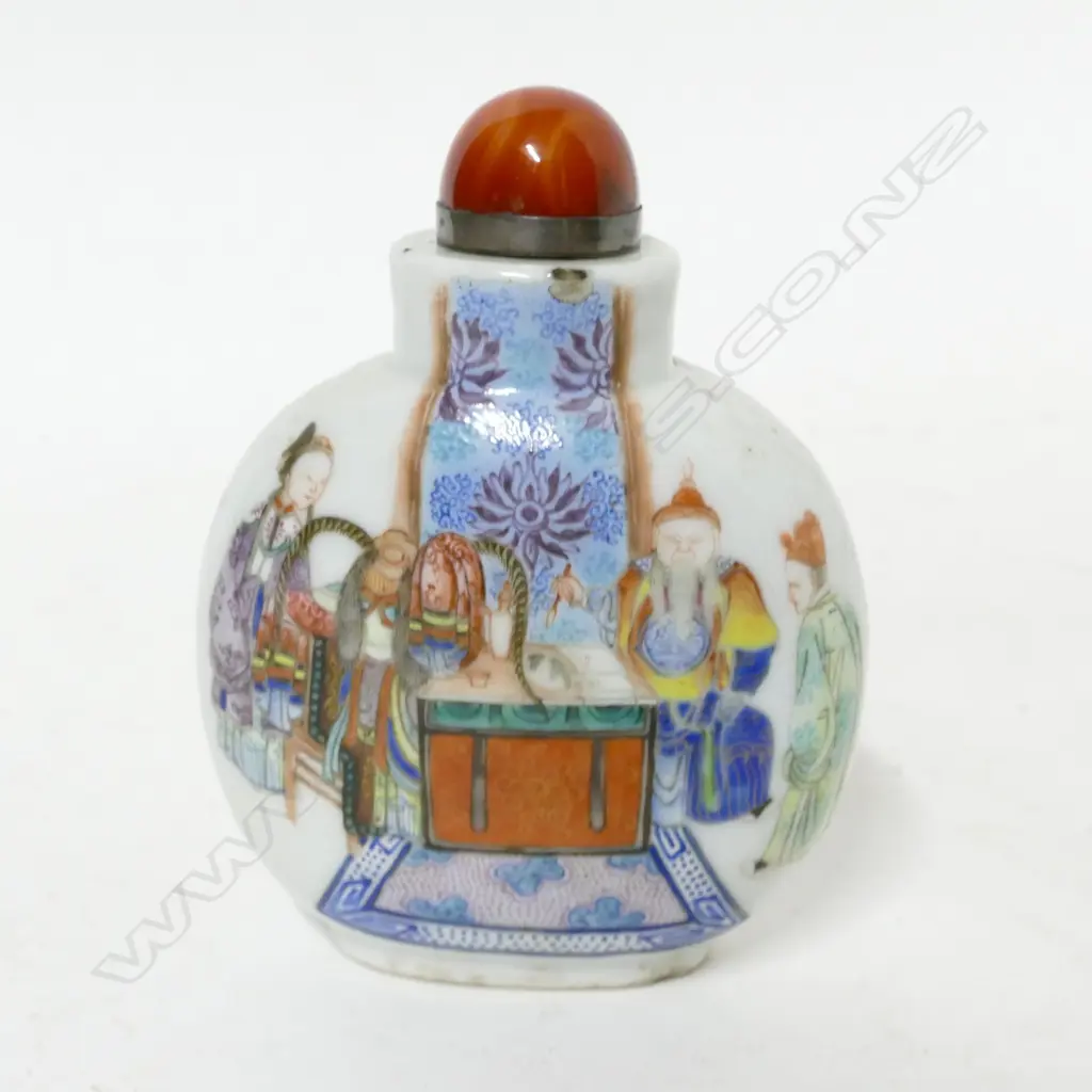 A 19thC Chinese porcelain snuff bottle Image 1++