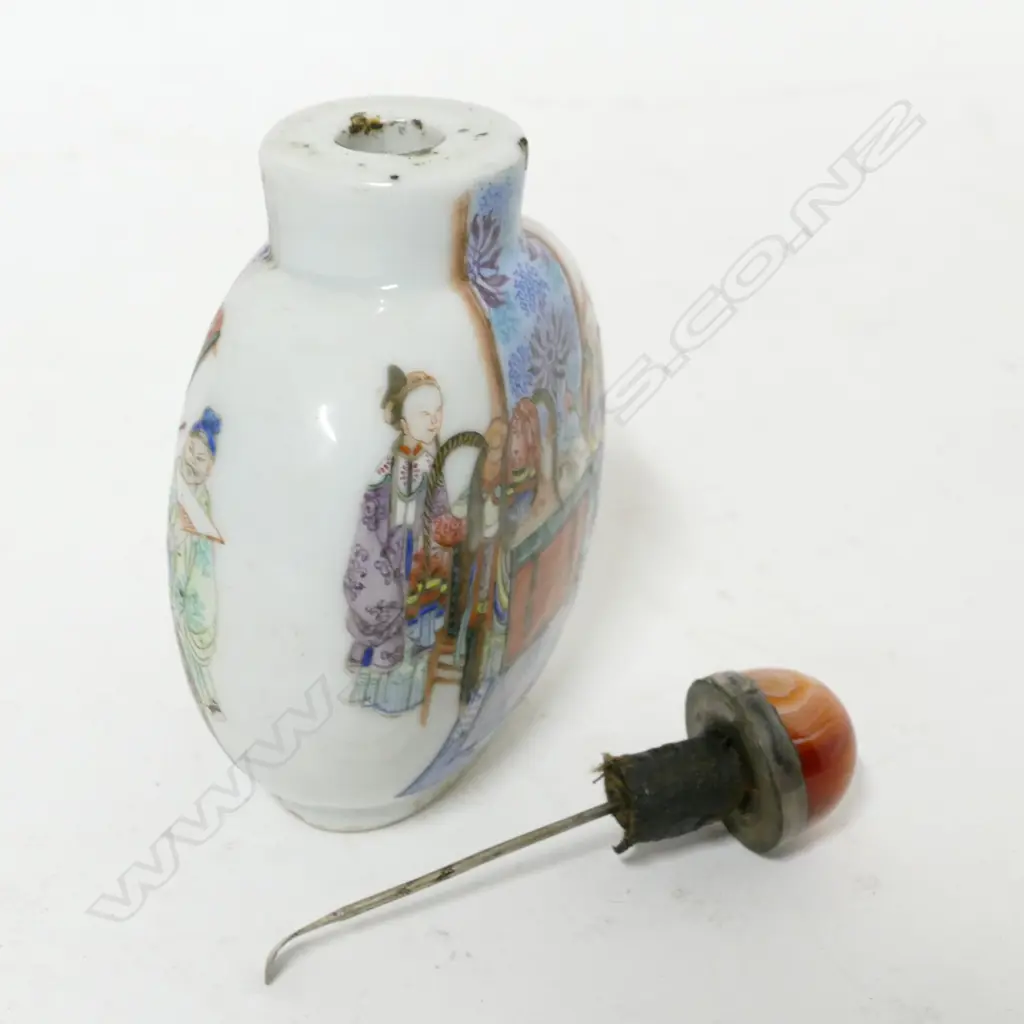 A 19thC Chinese porcelain snuff bottle Image 1++