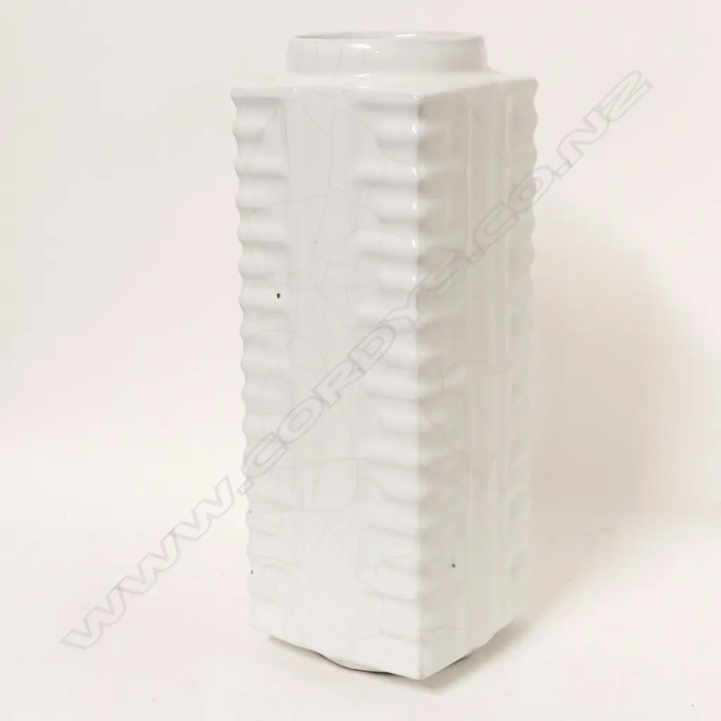 A Chinese porcelain kong vase Image 1++