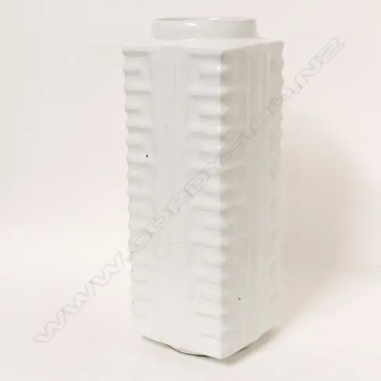 A Chinese porcelain kong vase