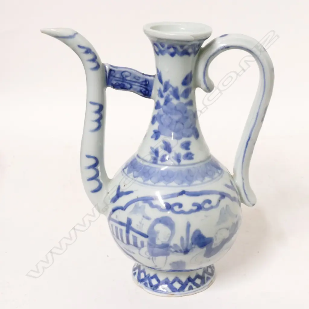A Chinese porcelain Ming-style wine ewer Image 1++