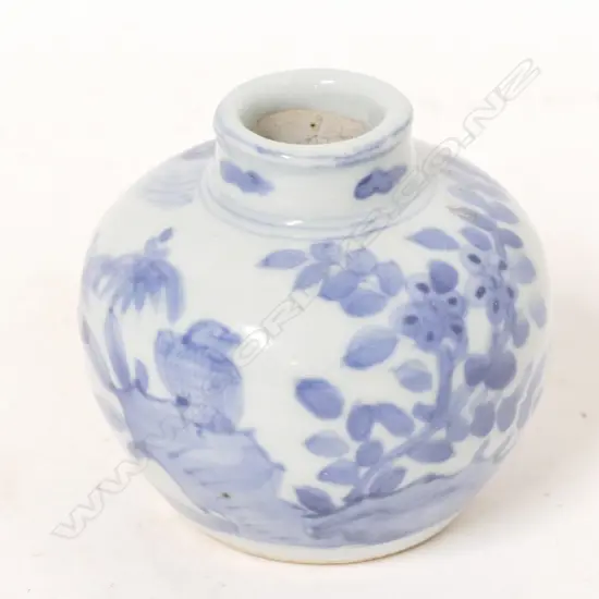 A Chinese Ming-style blue and white small jarlet