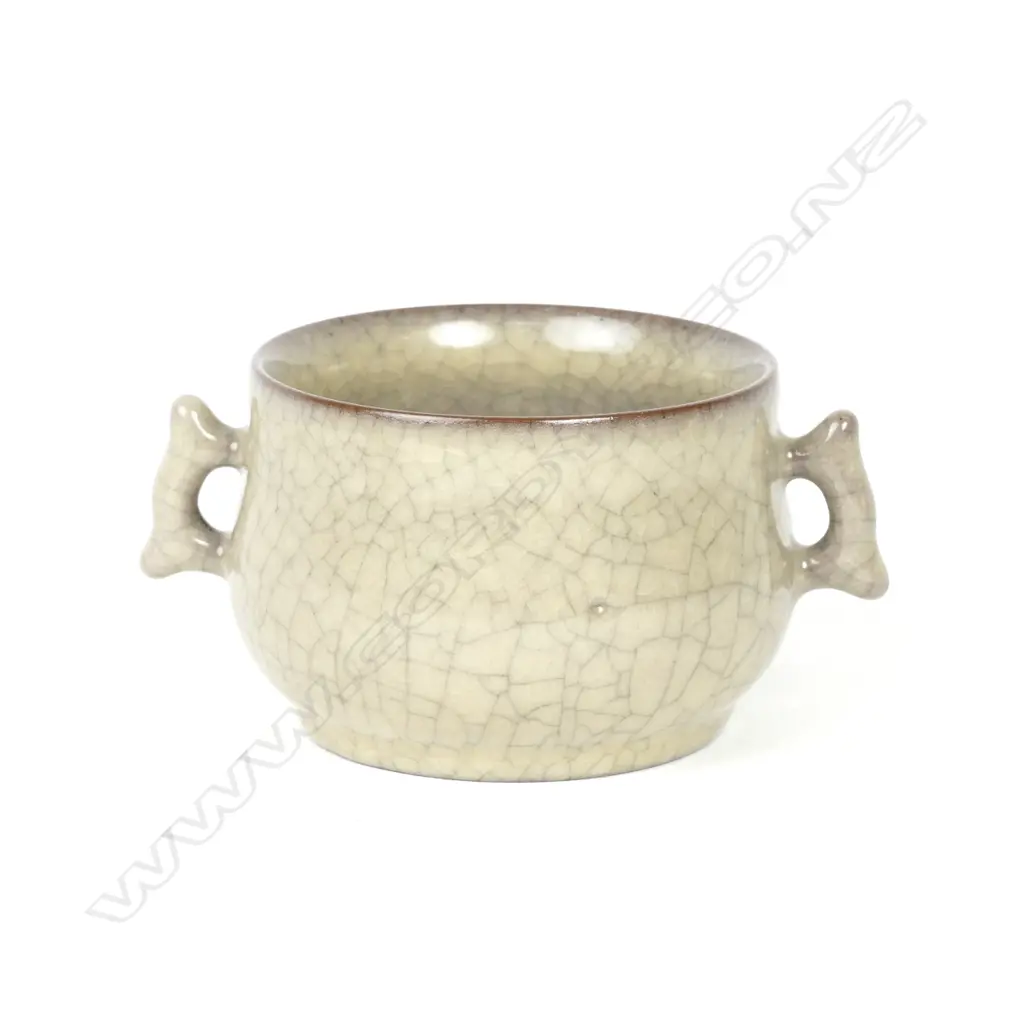 A small Chinese two-handled porcelain dish Image 1++