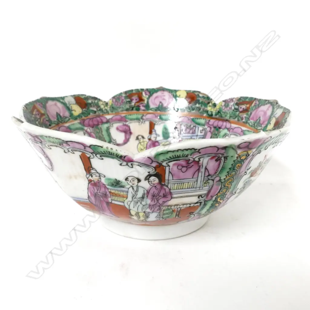 A Chinese famille rose bowl Image 1++