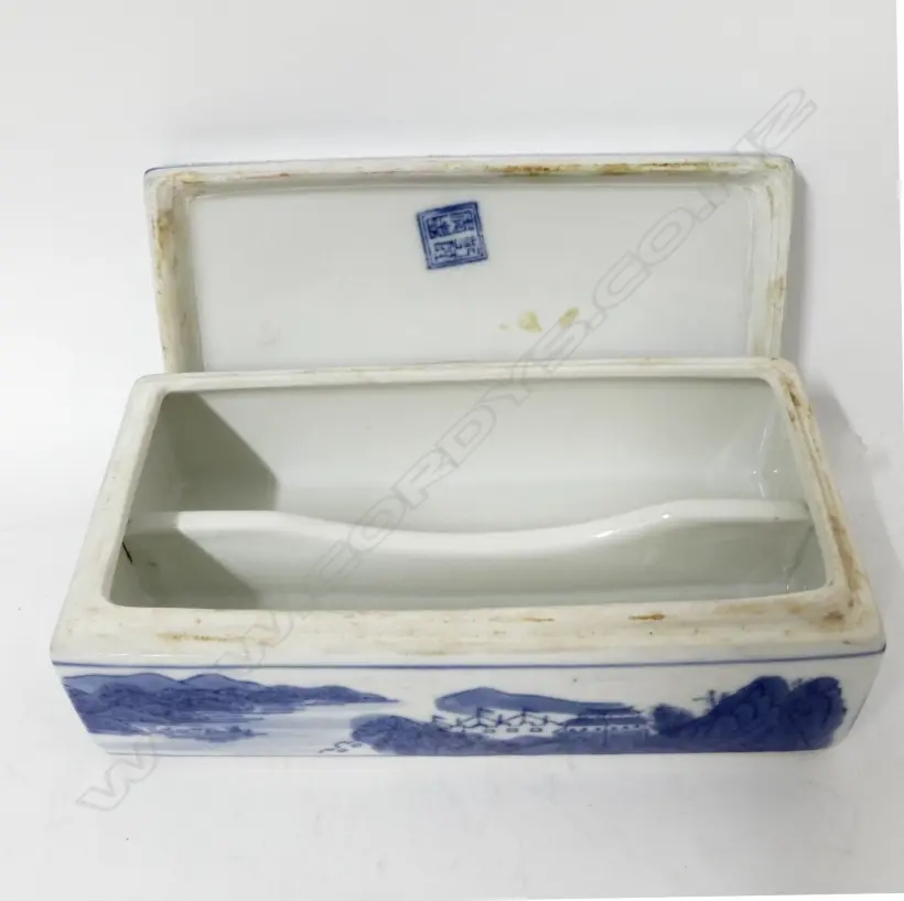 A Chinese blue and white porcelain lidded writing box Image 1++