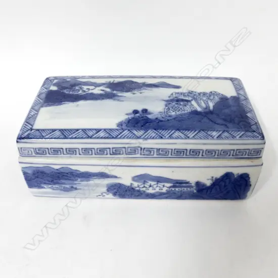 A Chinese blue and white porcelain lidded writing box