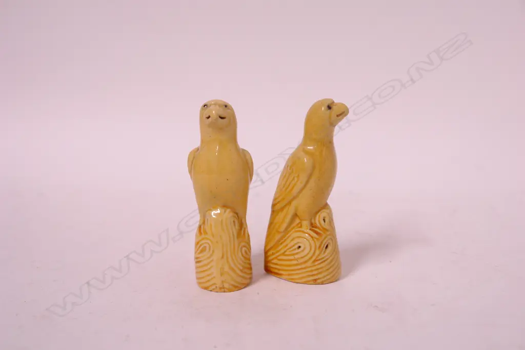 A pair of Chinese porcelain parrots Image 1++