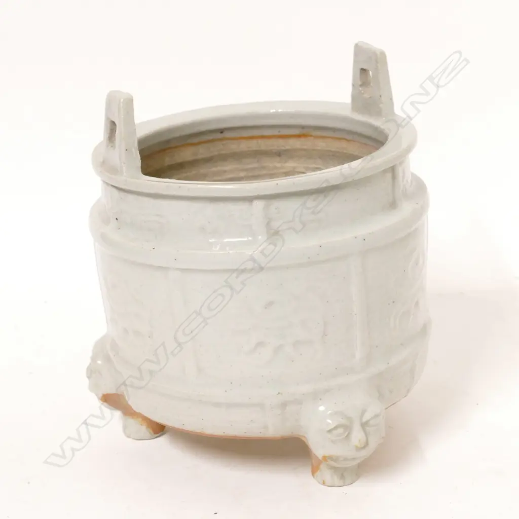 A Chinese porcelain censer Image 1++