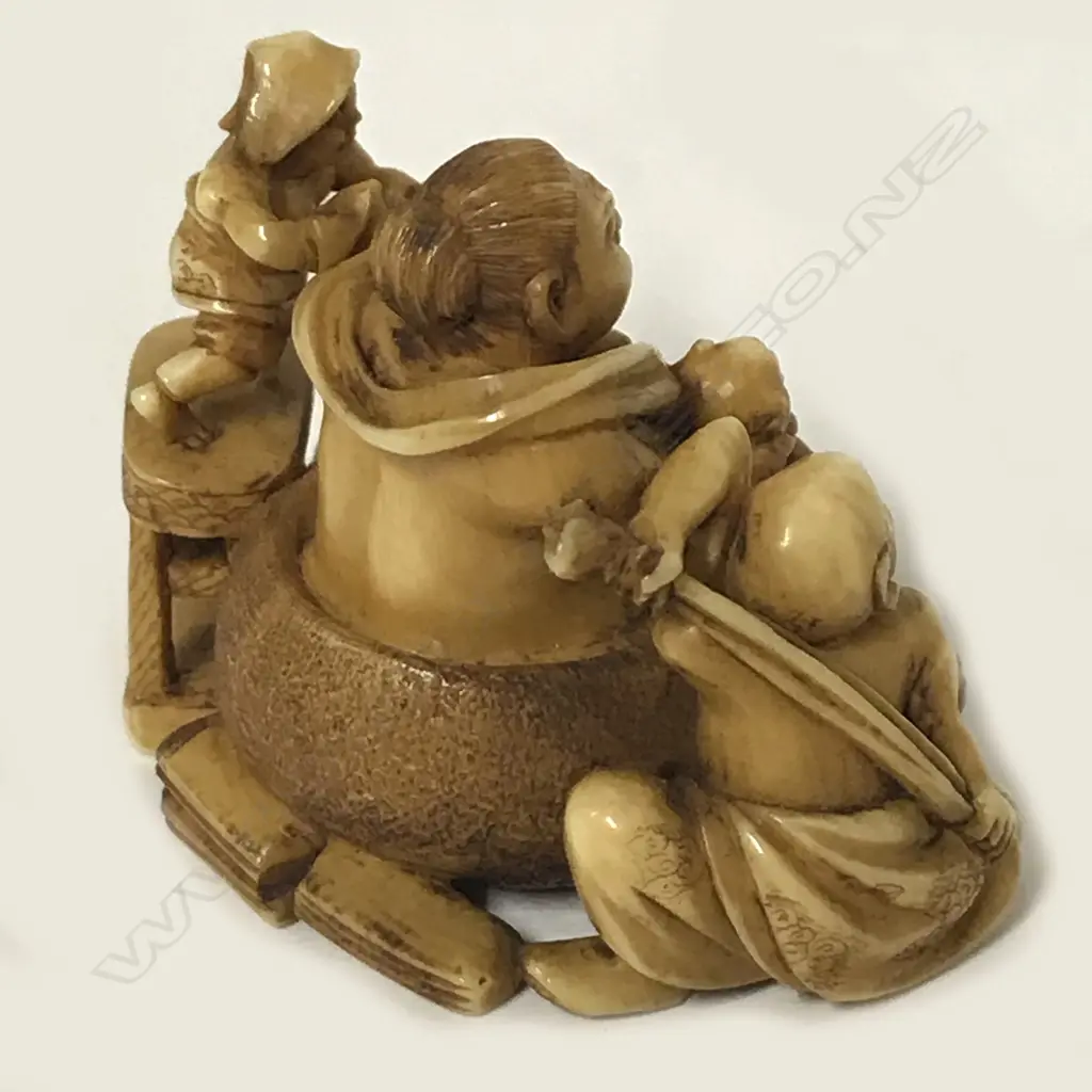 An old Japanese ivory netsuke Image 1++