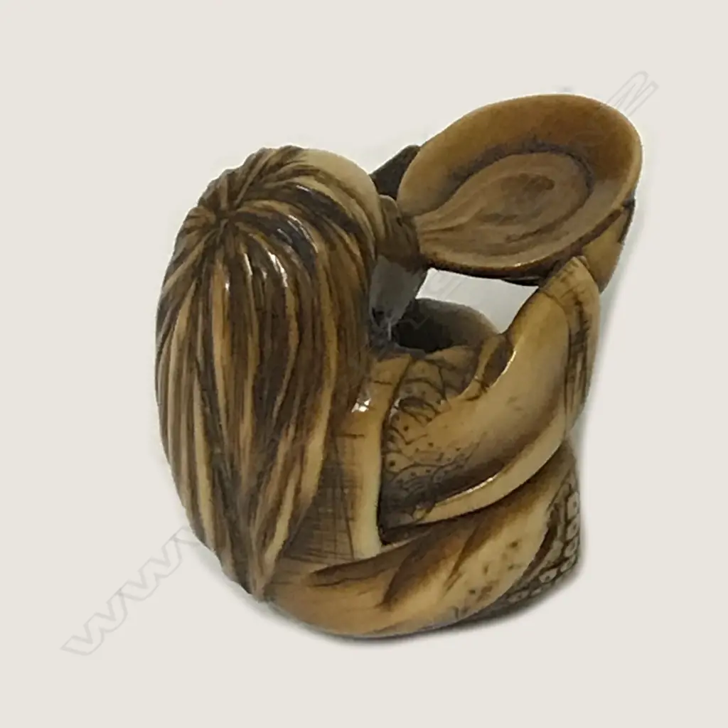 A compact carved old ivory netsuke Image 1++