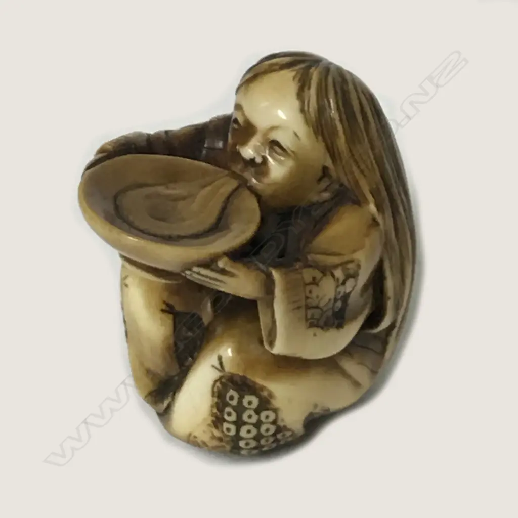 A compact carved old ivory netsuke Image 1++