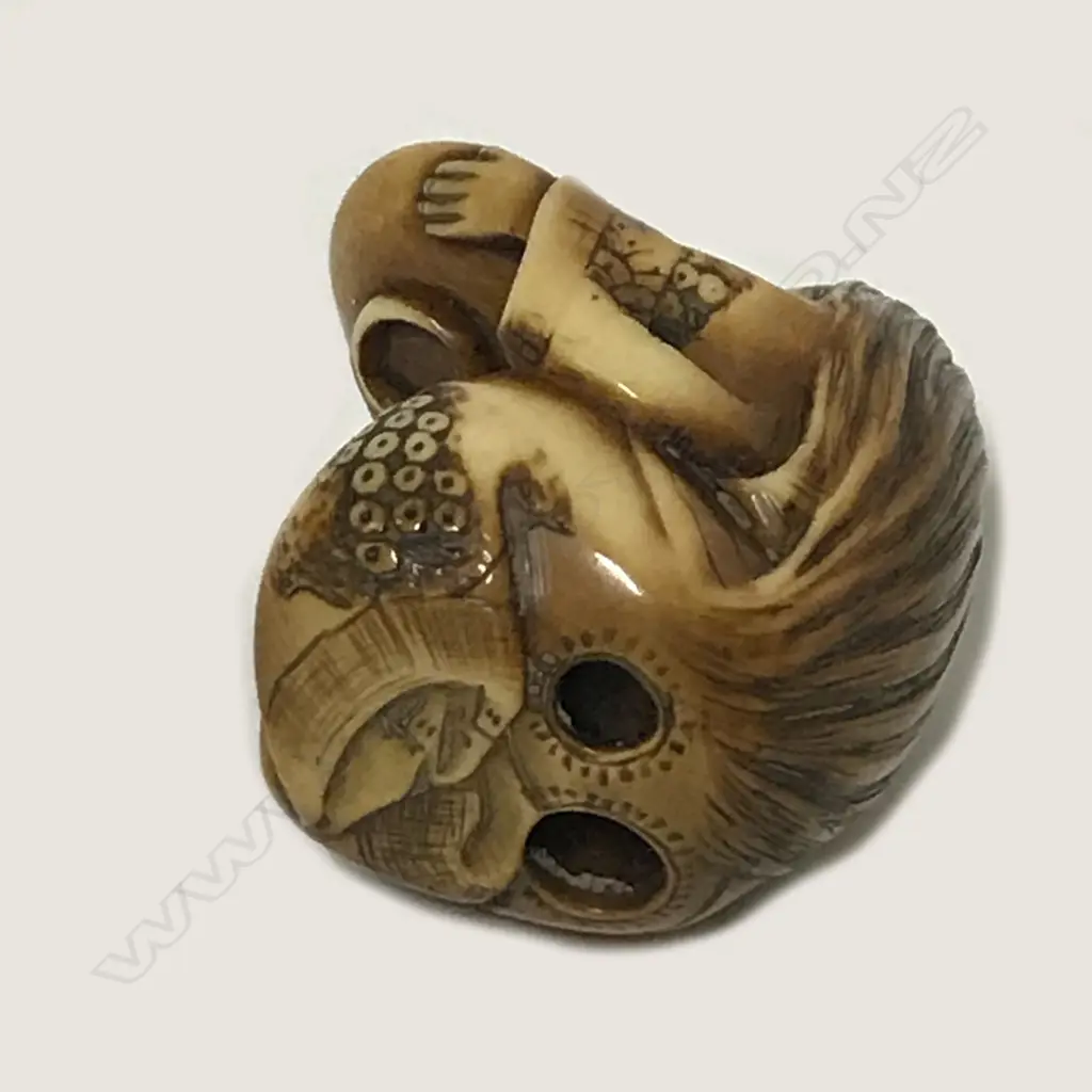 A compact carved old ivory netsuke Image 1++
