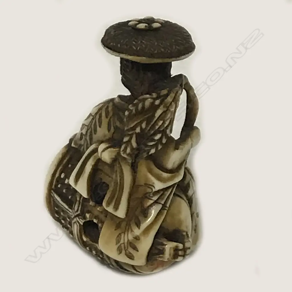 An ivory netsuke Image 1++