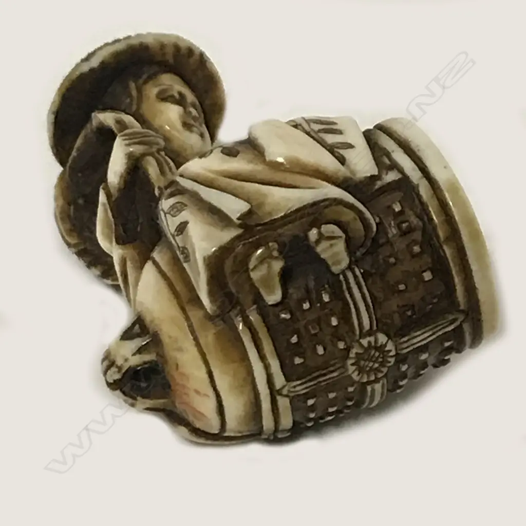 An ivory netsuke Image 1++