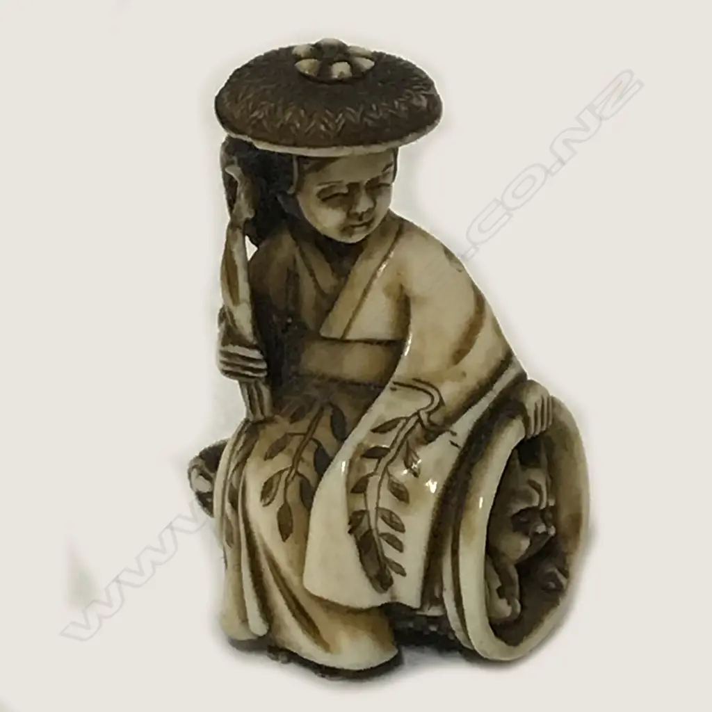 An ivory netsuke Image 1++