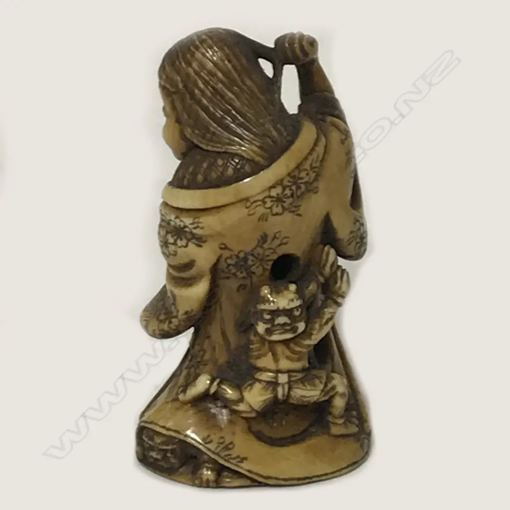 An early 19thC ivory netsuke Image 1++