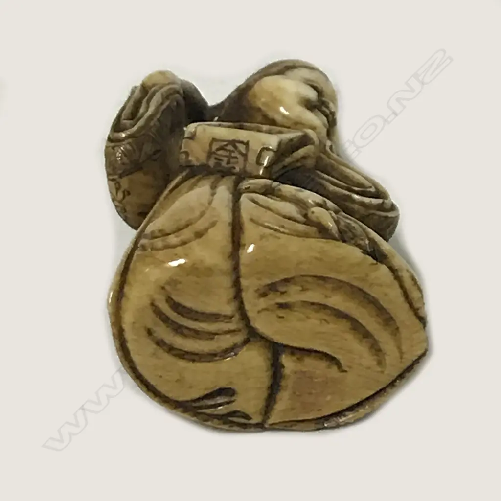 An early 19thC ivory netsuke Image 1++