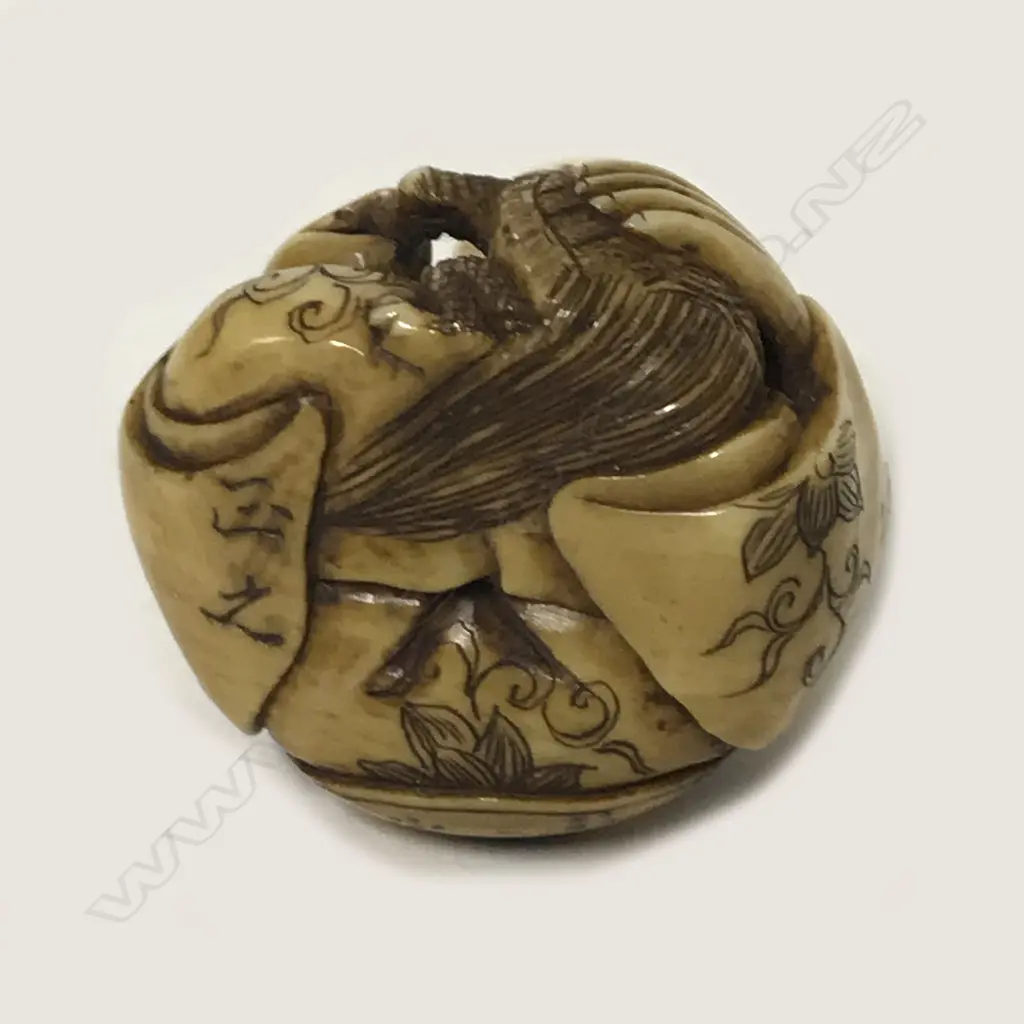 A small and compactly carved ivory netsuke Image 1++