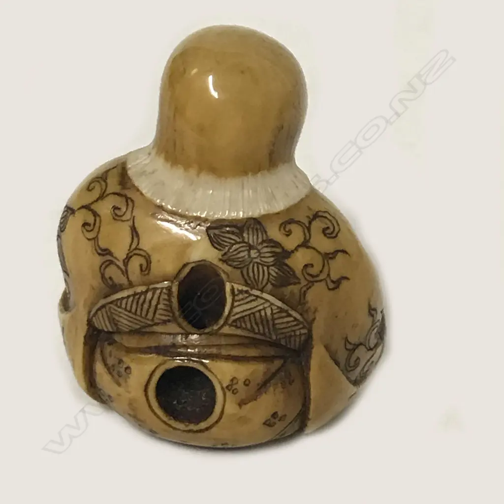 A small and compactly carved ivory netsuke Image 1++