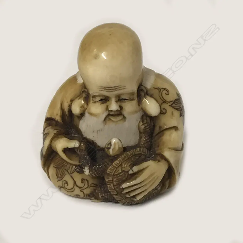 A small and compactly carved ivory netsuke Image 1++