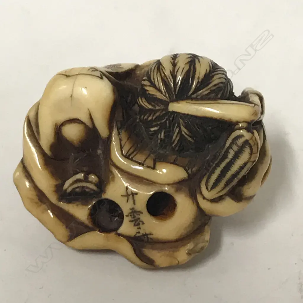 A small and compactly carved ivory netsuke Image 1++