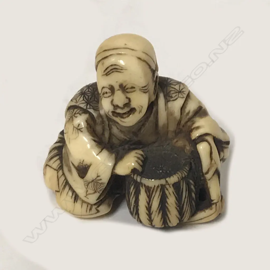 A small and compactly carved ivory netsuke Image 1++