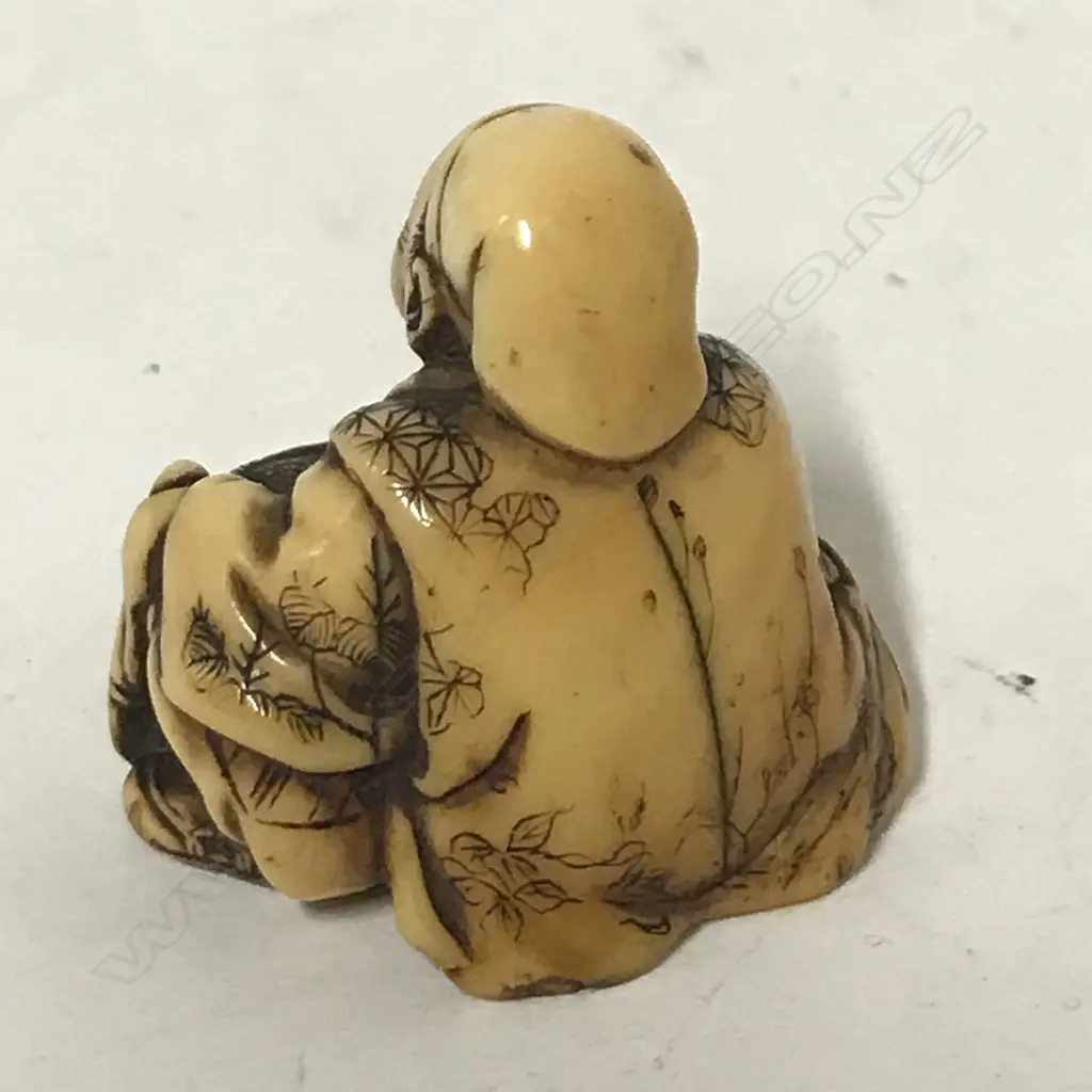 A small and compactly carved ivory netsuke Image 1++
