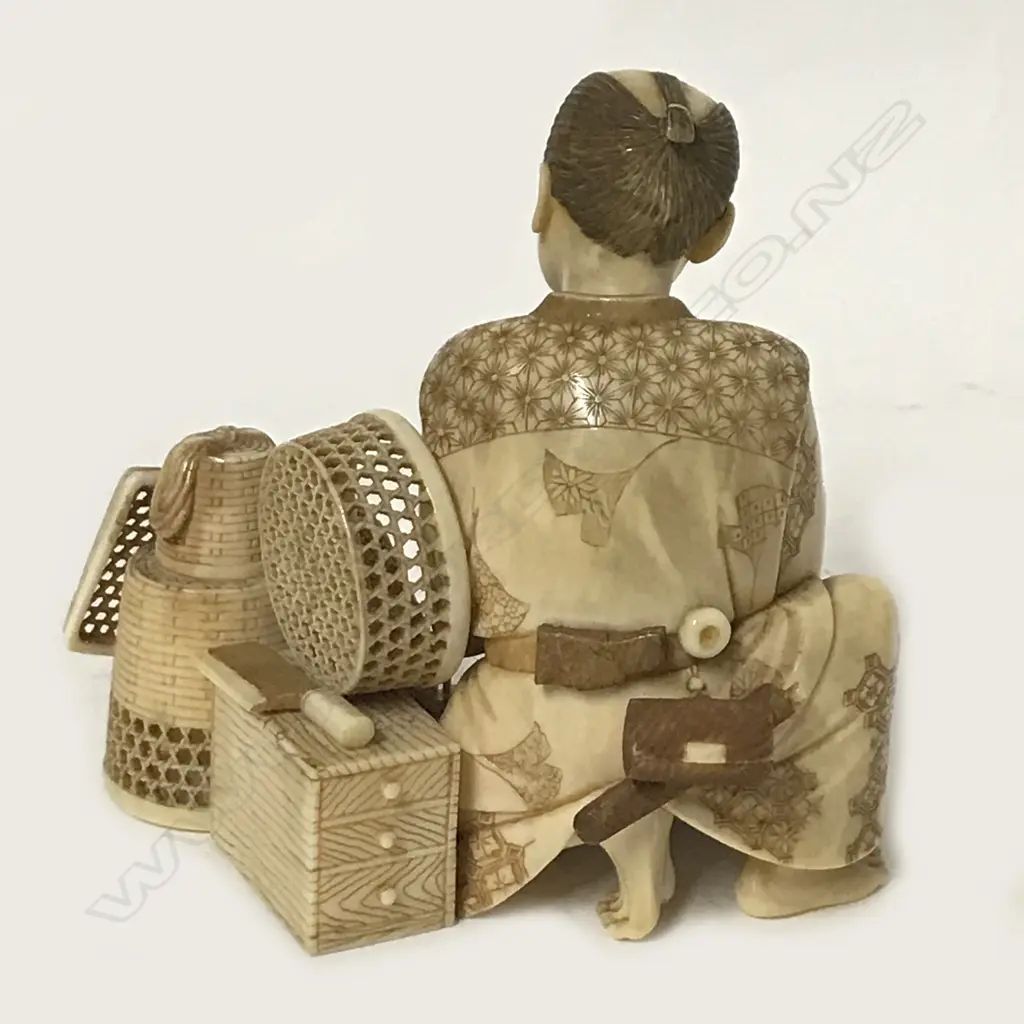 A fine Japanese ivory okimono of a basket maker Image 1++