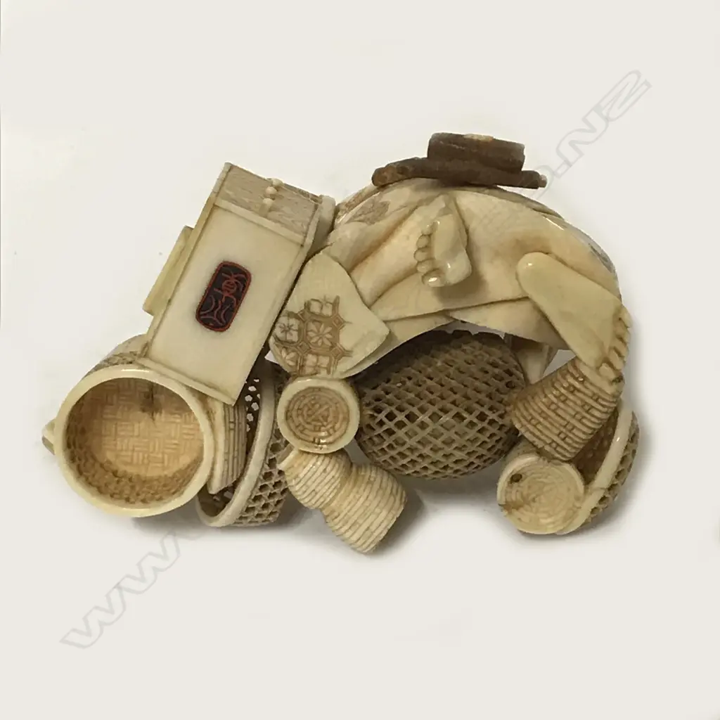 A fine Japanese ivory okimono of a basket maker Image 1++