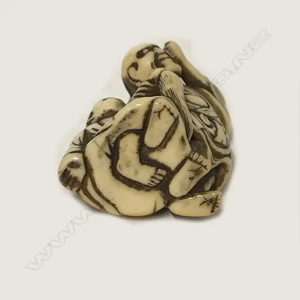 A late 18thC ivory netsuke Image 1++