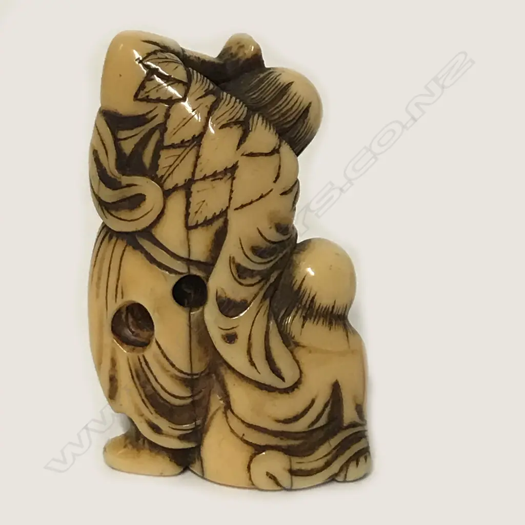 A late 18thC ivory netsuke Image 1++