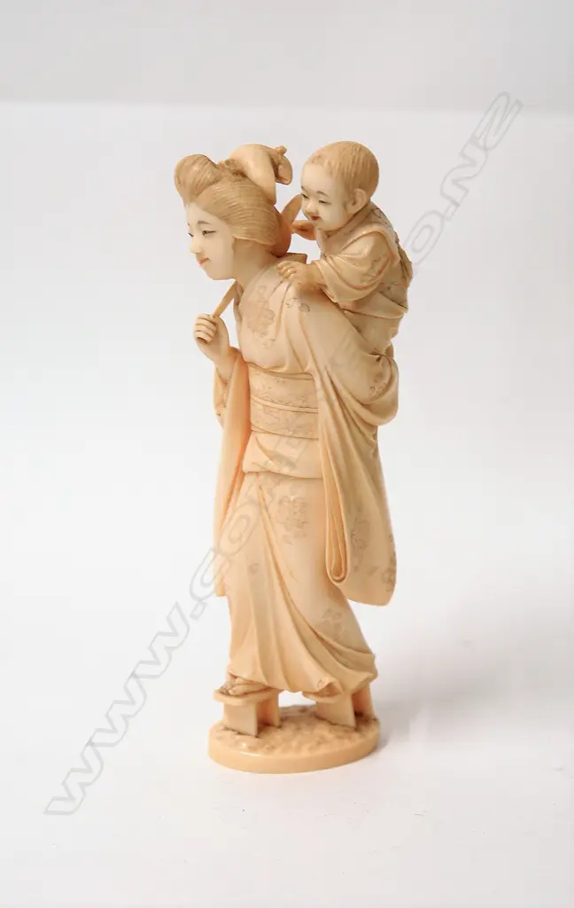 A fine quality Japanese Meiji period carved ivory figure group Image 1++