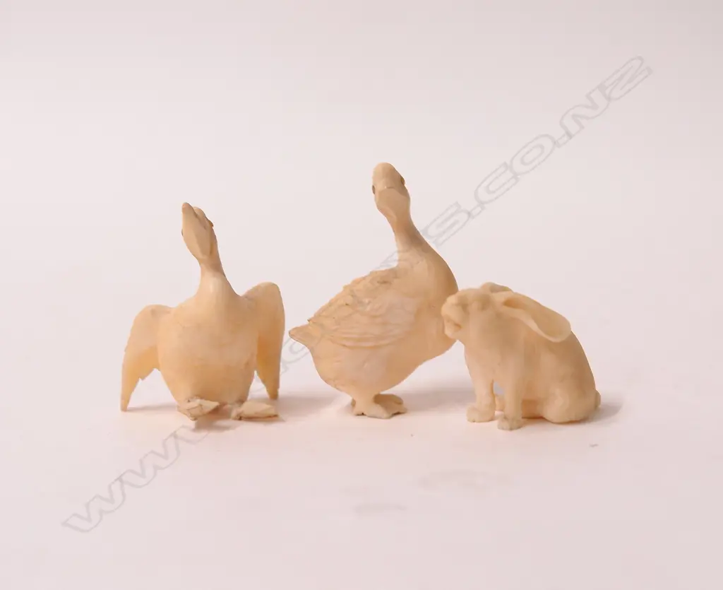 Three finely carved ivory small figures Image 1++