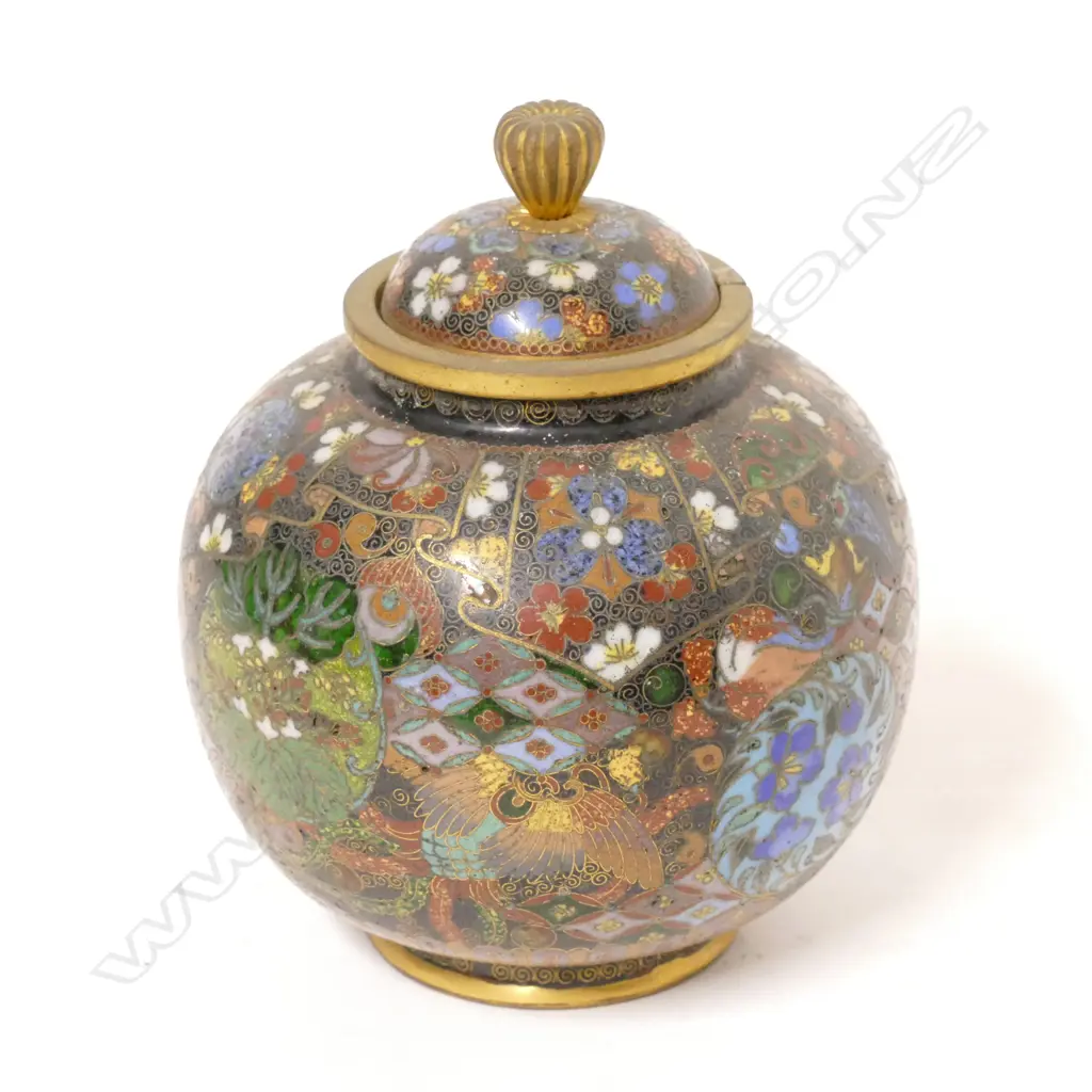 A fine cloisonné jar and cover Image 1++