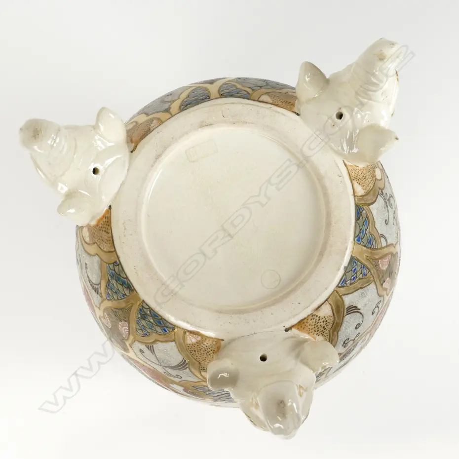 A Satsuma earthenware vase and cover Image 1++