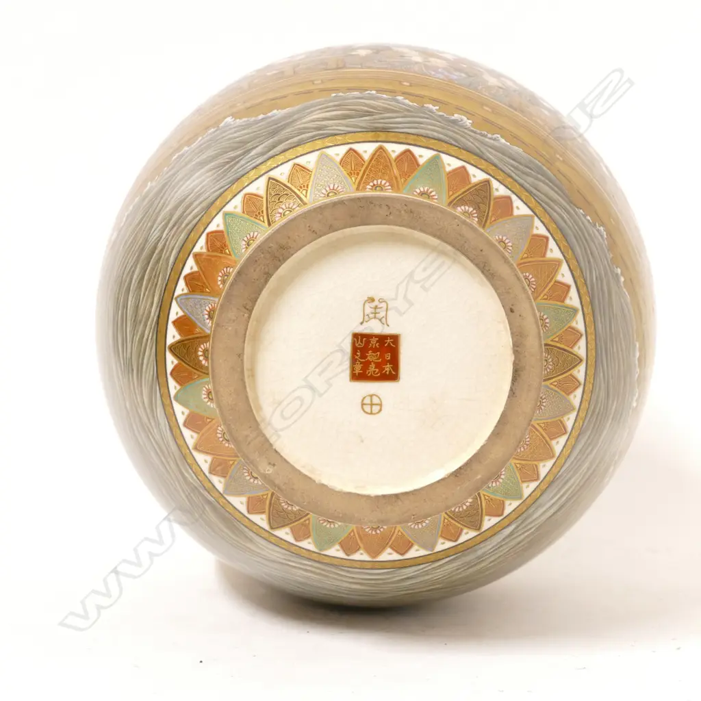 An exceptional Satsuma earthenware vase painted by Okamoto Ryozan for the Yasuda Company Image 1++