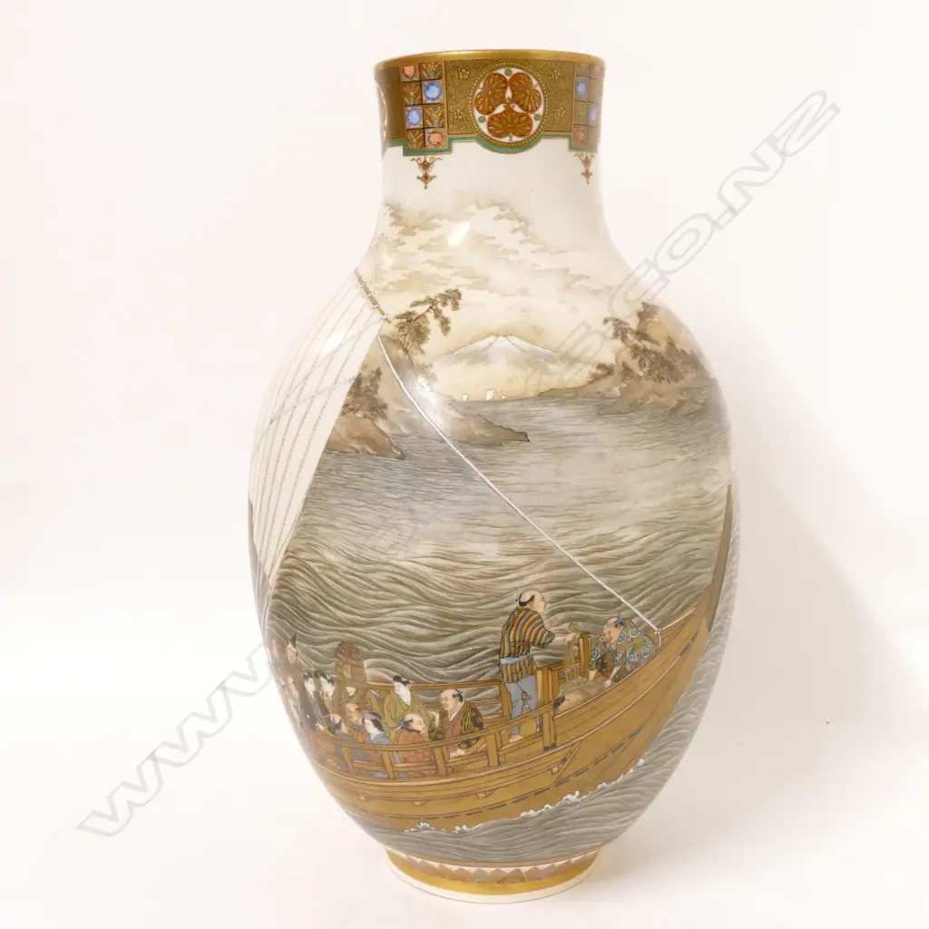 An exceptional Satsuma earthenware vase painted by Okamoto Ryozan for the Yasuda Company Image 1++