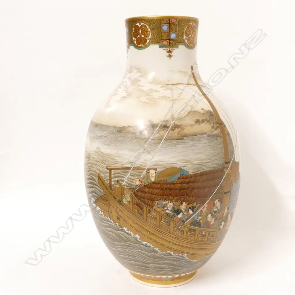 An exceptional Satsuma earthenware vase painted by Okamoto Ryozan for the Yasuda Company Image 1++