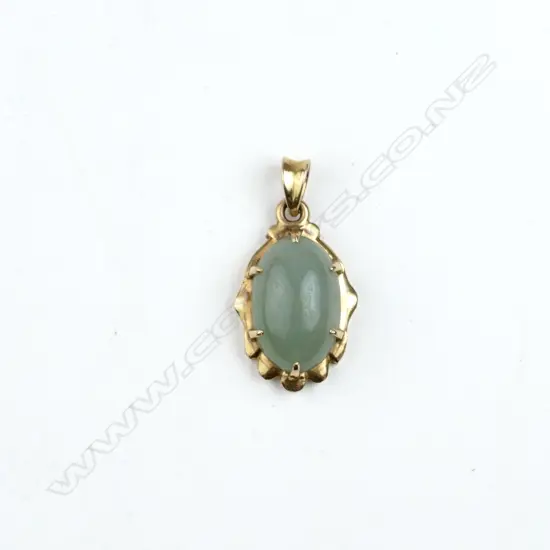 An 18ct. yellow gold mounted jade pendant