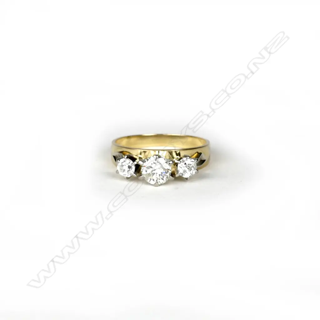 An estate 18ct. gold and three stone diamond ring Image 1++