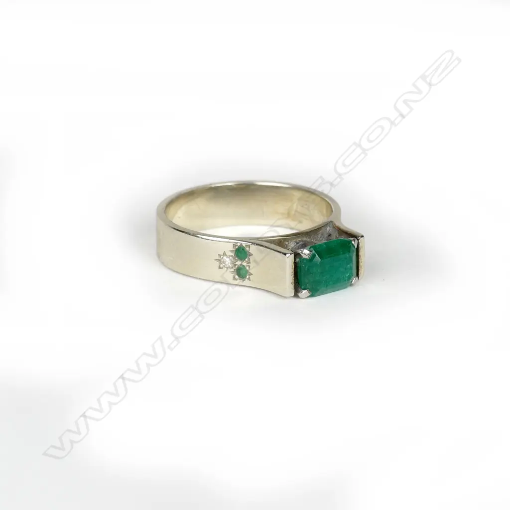 A palladium and emerald ring Image 1++
