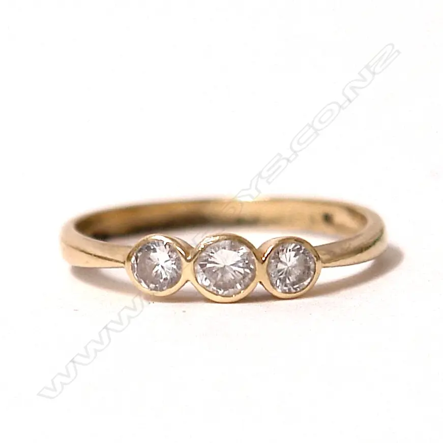 An estate 18ct. yellow gold and three stone diamond ring Image 1++