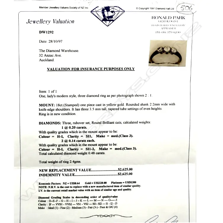 An estate 18ct. yellow gold and three stone diamond ring Image 1++