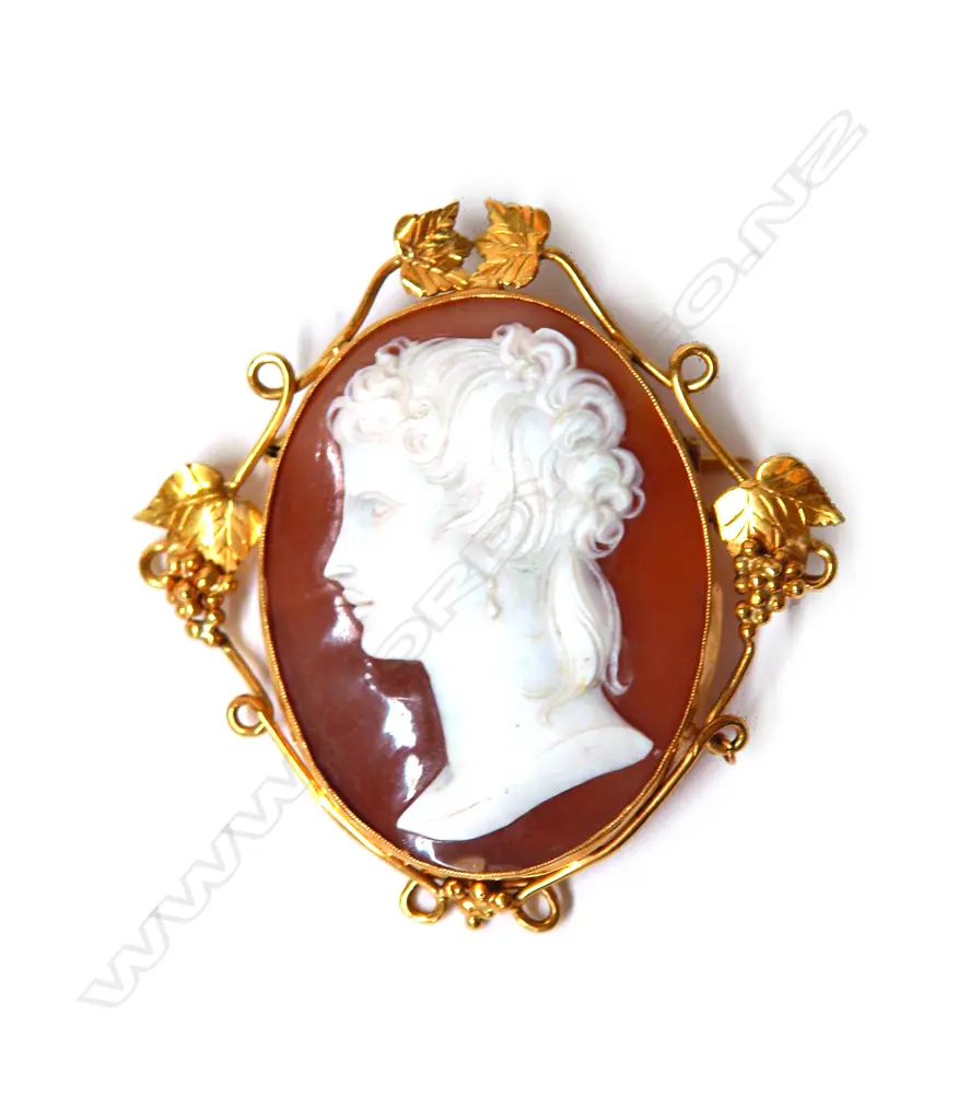 A 19thC 18ct. yellow gold framed quality cameo brooch Image 1++