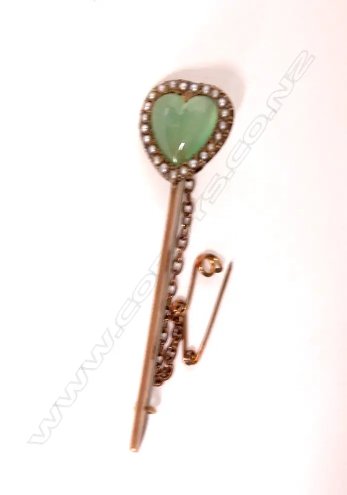 An Edwardian 9ct. greenstone and seed pearl brooch Image 1++