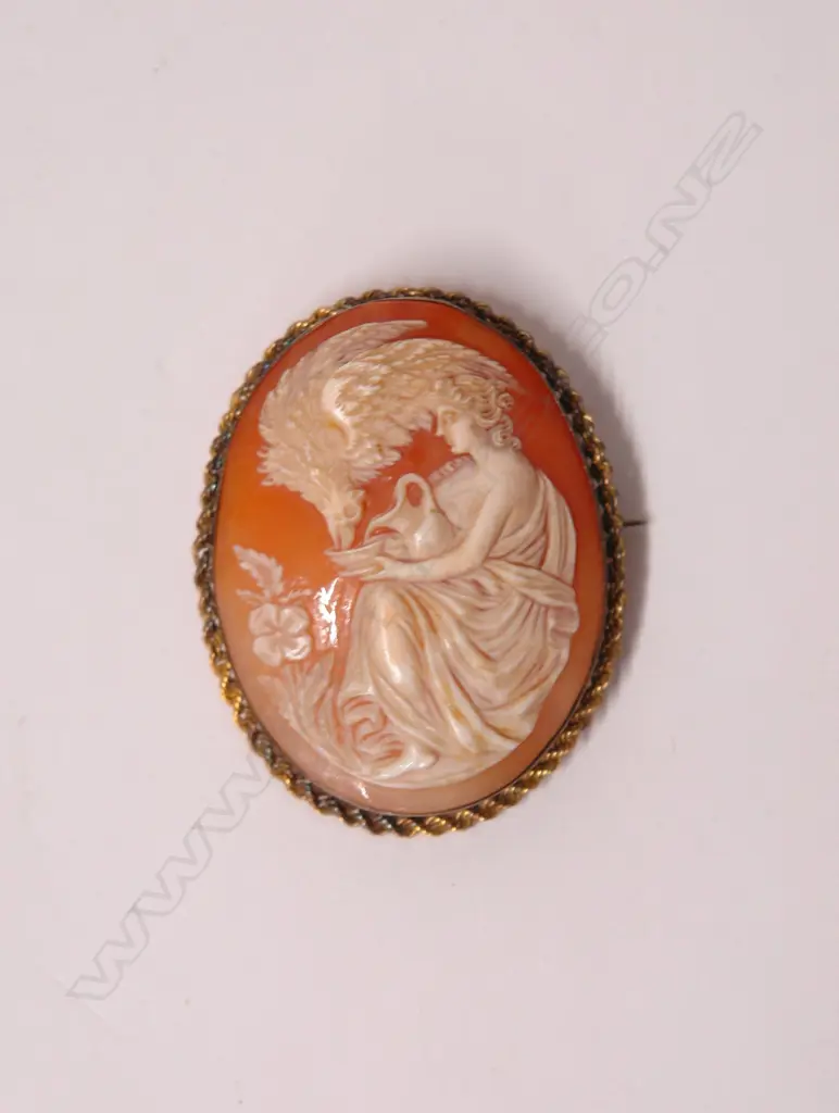 A mid-20thC 9ct. yellow gold framed quality cameo brooch Image 1++