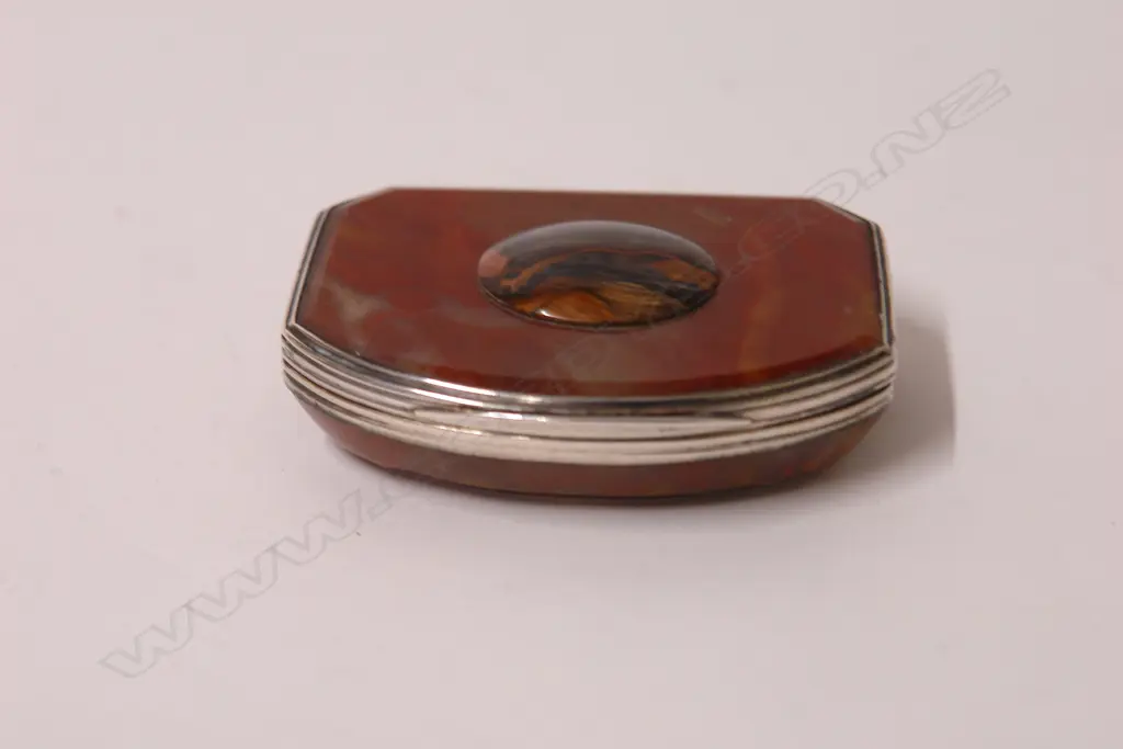 A George III agate and silver snuff box Image 1++
