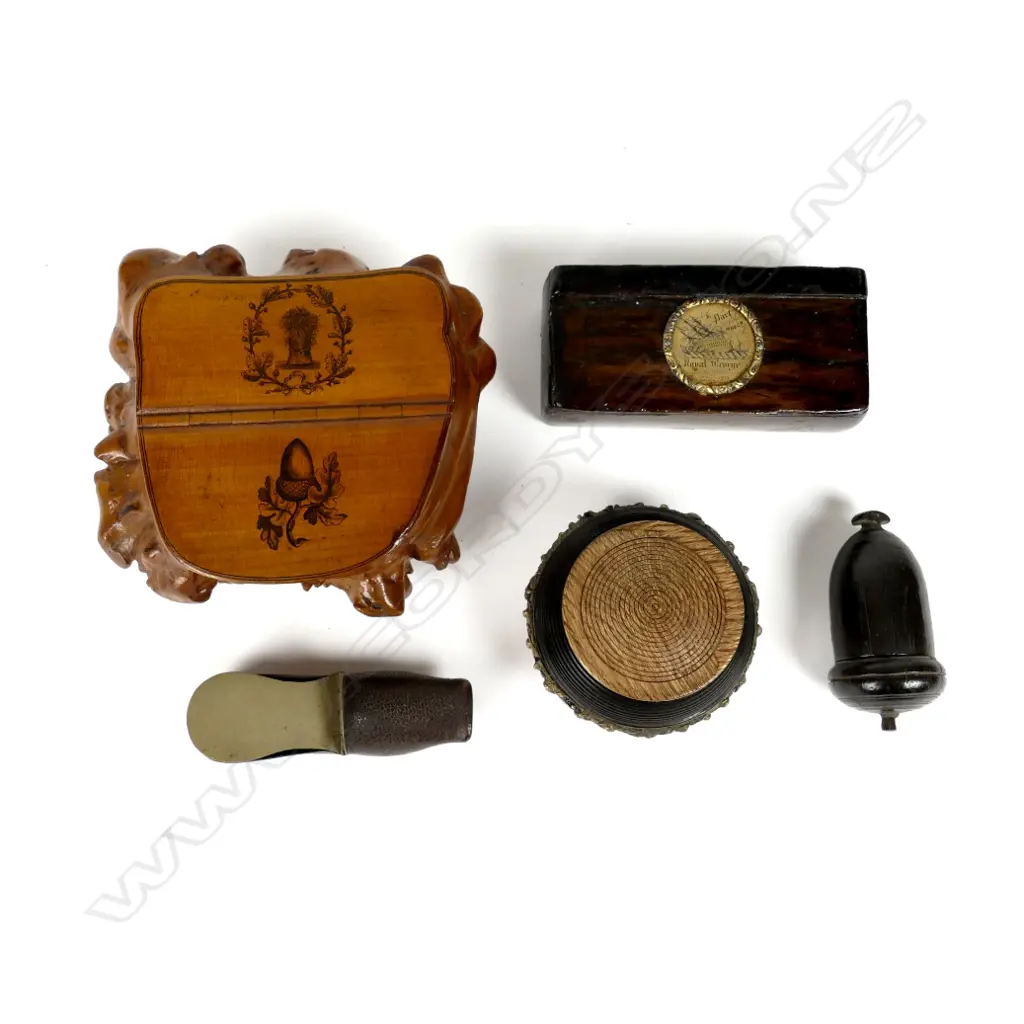 A collection of snuff boxes Image 1++