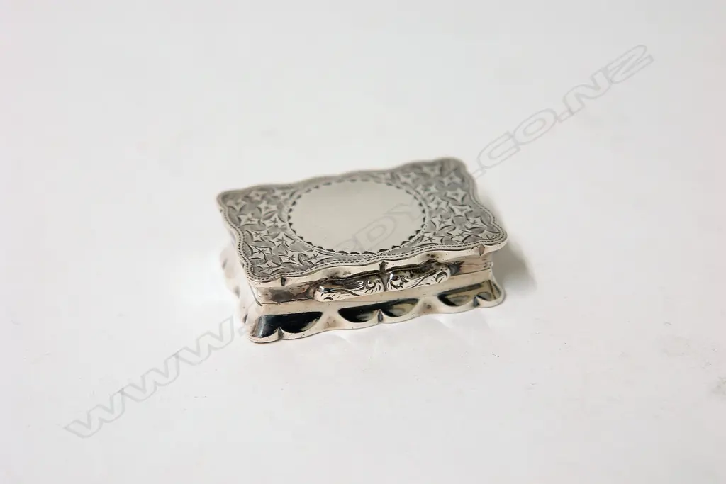 An Edwardian silver rectangular snuff box Image 1++